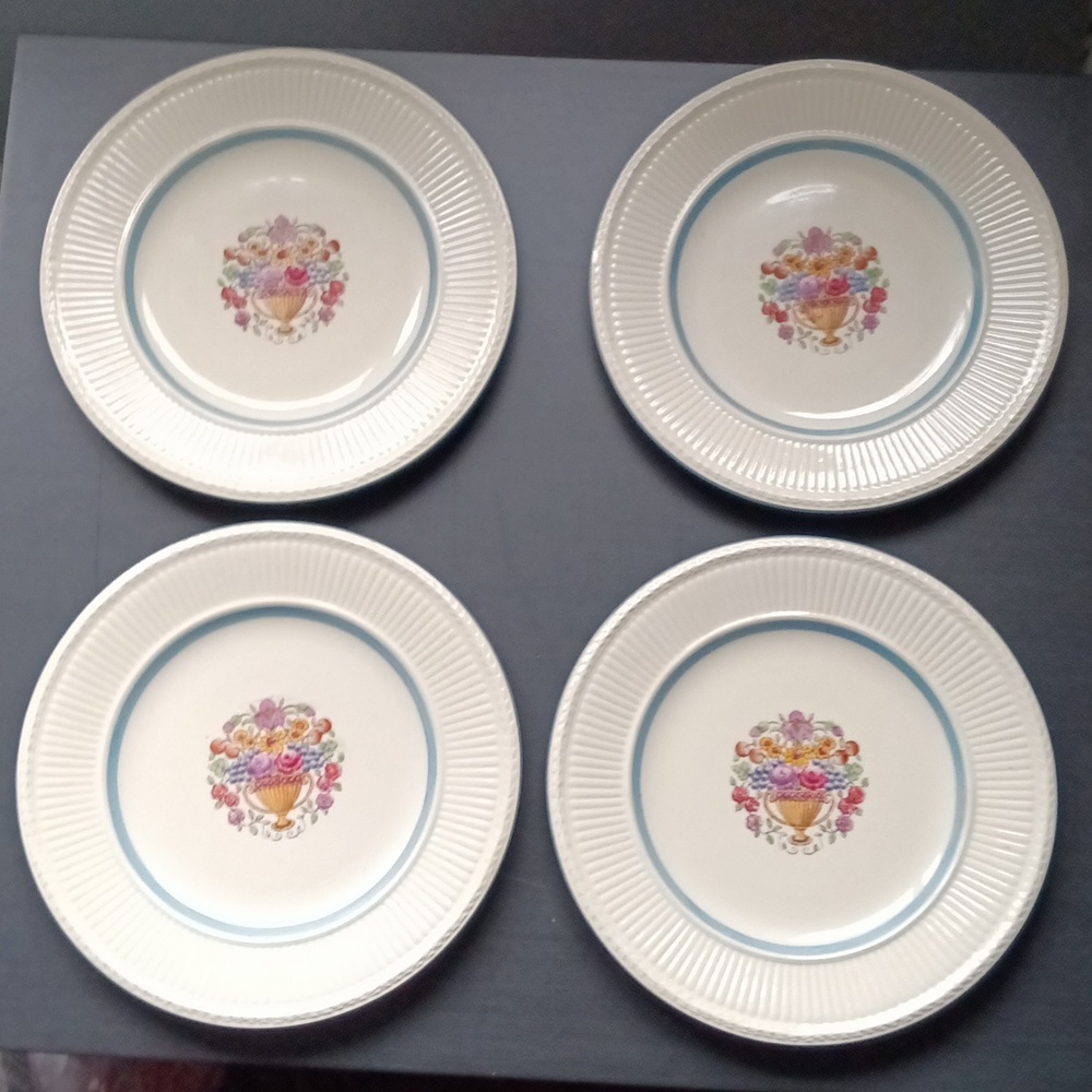 EUC WEDGWOOD Whitstable Set of 4 Floral Salad/dessert Plates from England